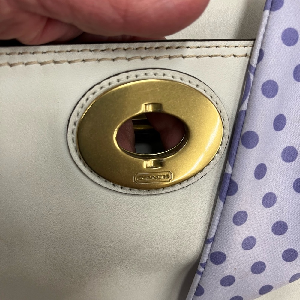 White Coach Leather Shoulder Bag with Gold Clasp - Picture 8 of 13